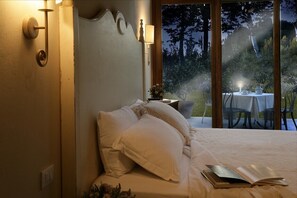 Bureau, fer et planche à repasser, lits bébé (en supplément)