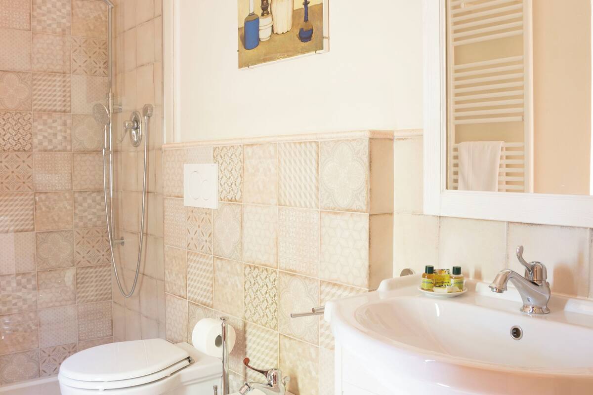 comfort apartment, 2 bedrooms | bathroom | shower, free toiletries, hair dryer, bidet