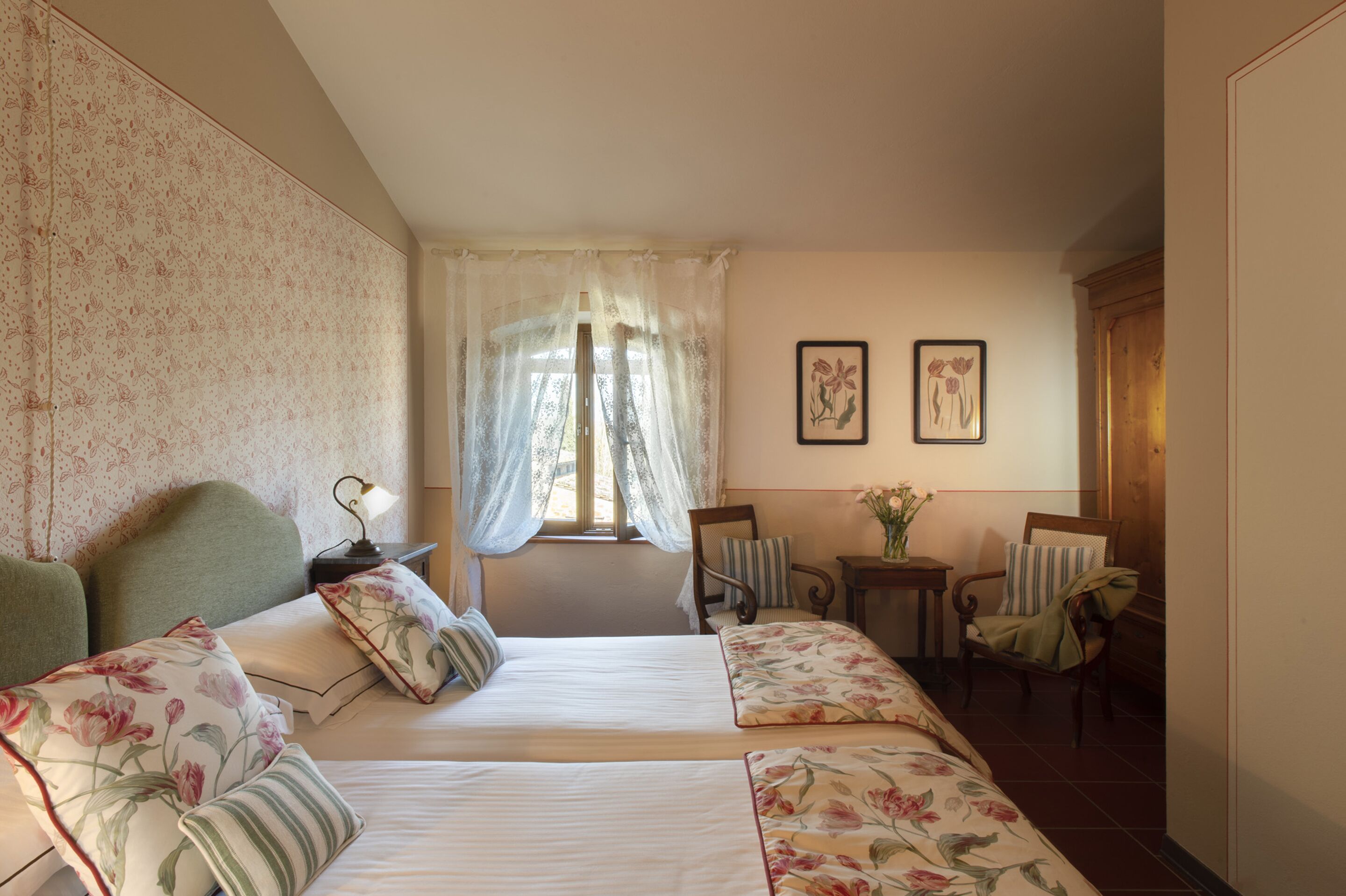 مكتب ومكواة/لوح كي وأسرّة أطفال/رضّع وأسرّة قابلة للطي