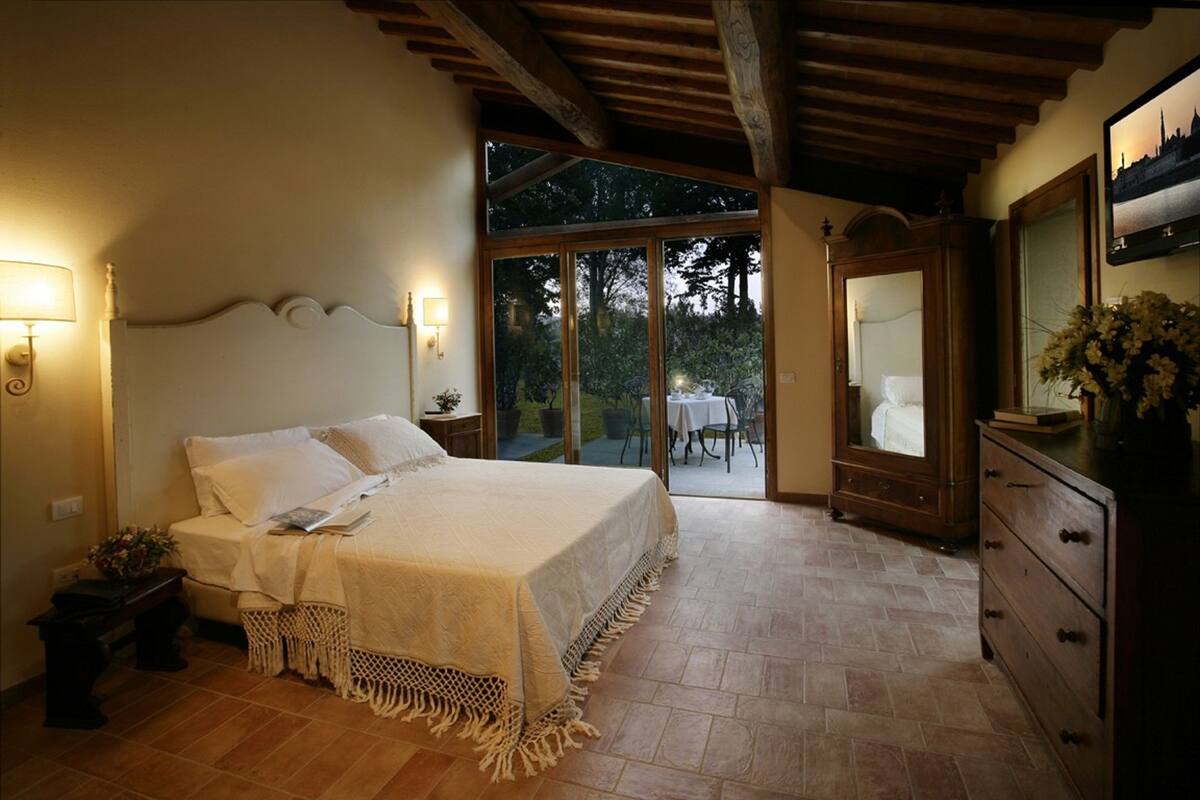 desk, iron/ironing board, cots/infant beds, rollaway beds