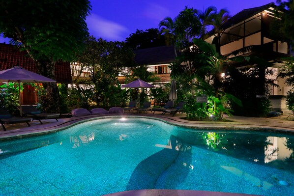 Outdoor pool, pool umbrellas, sun loungers