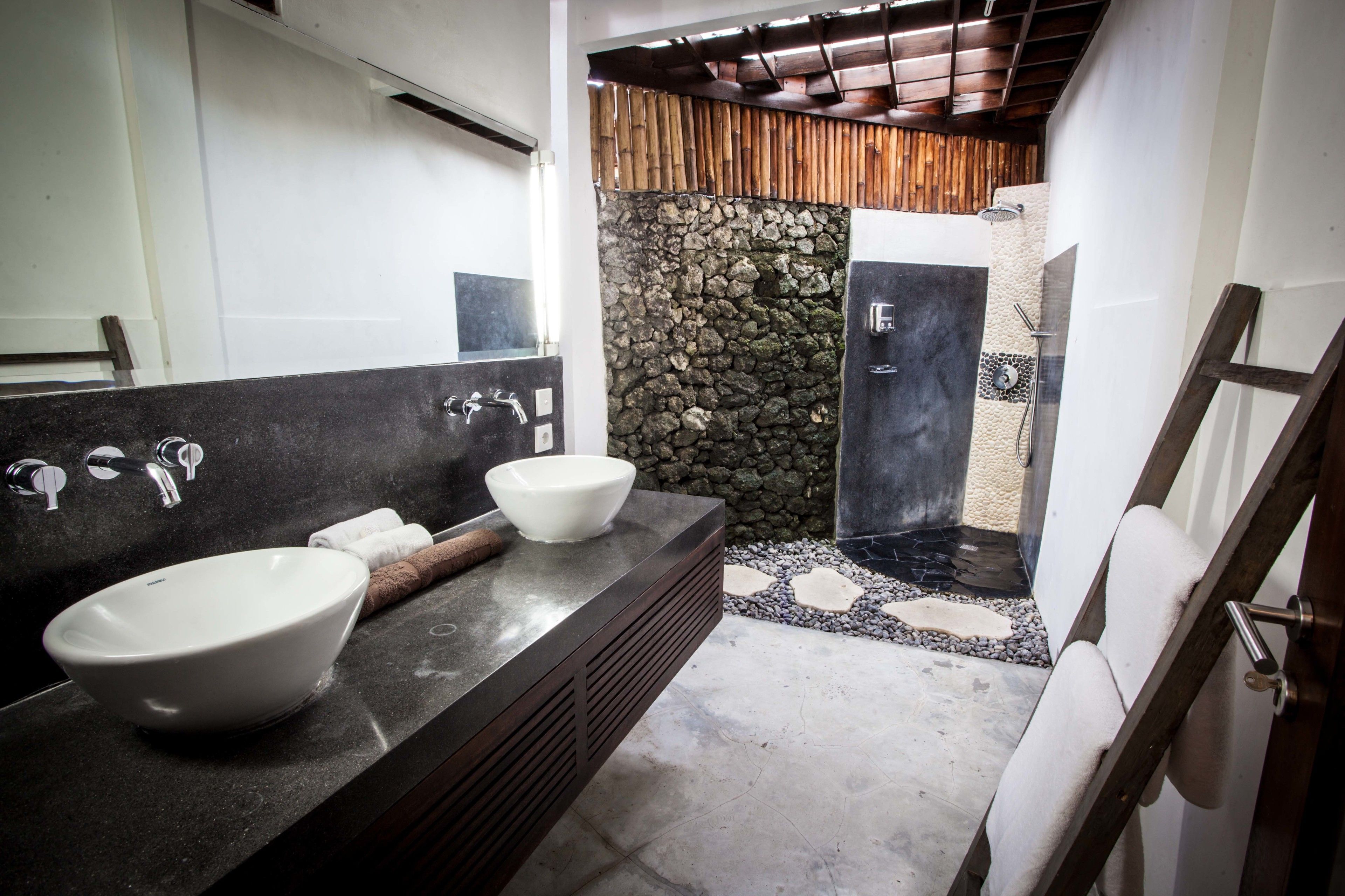 Superior Room | Bathroom | Hair dryer, towels