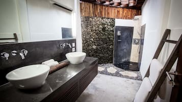 Superior Room | Bathroom | Hair dryer, towels
