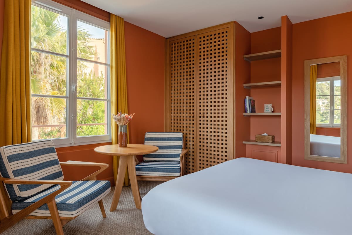 Room Signature, Pool view 27m2 | Premium bedding, minibar, in-room safe, desk