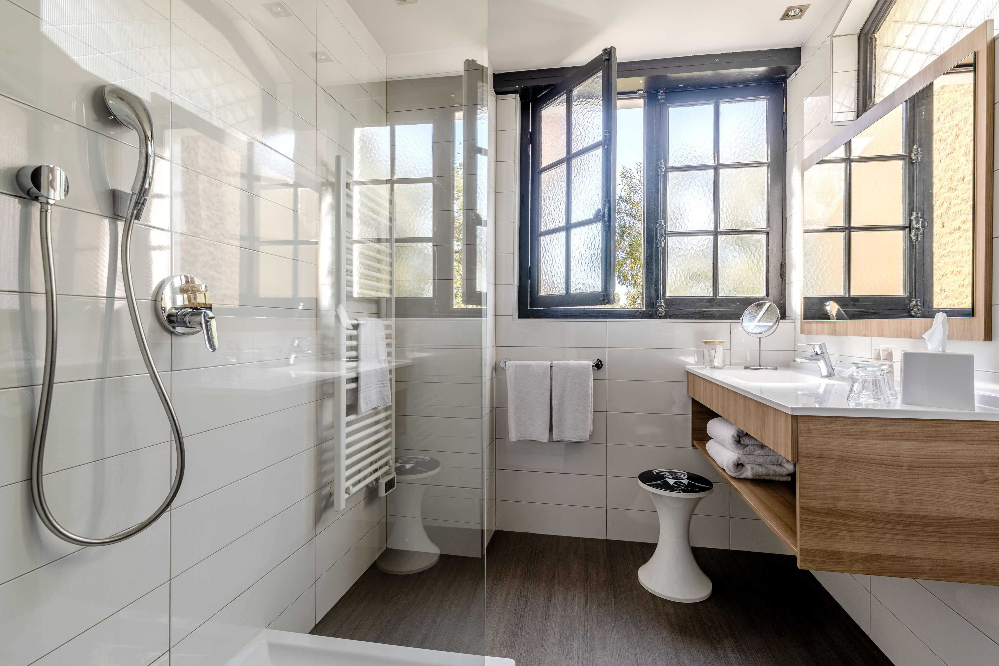 room signature, pool view 27m2 | bathroom | shower, free toiletries, hair dryer, towels