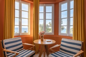 特色双人房 | 高档床上用品、迷你吧、客房内保险箱、办公桌