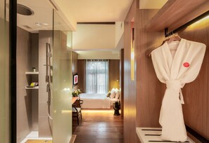 Cosy Single Room | Bathroom | Shower, rainfall showerhead, free toiletries, hair dryer - AMOY by Far East Hospitality (Singapore)