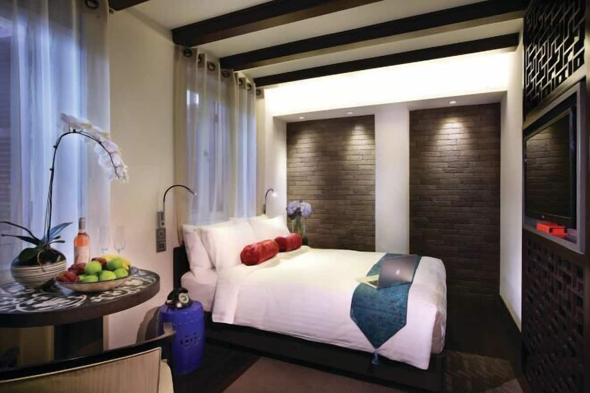 Premium bedding, minibar (free items), in-room safe, desk