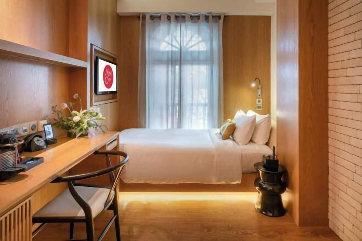Premium bedding, minibar (free items), in-room safe, desk
