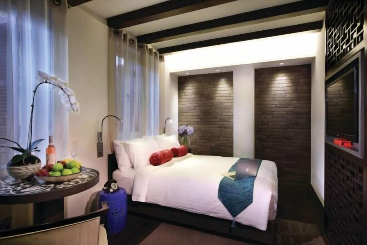 Premium bedding, minibar (free items), in-room safe, desk