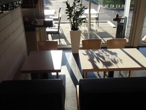 供应晚餐，法国菜，室外就餐