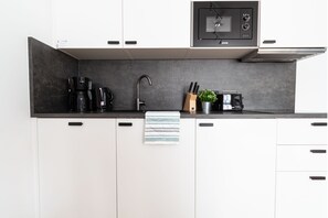 Deluxe Διαμέρισμα, 1 Υπνοδωμάτιο | Ιδιωτική κουζίνα | Ψυγείο κανονικού μεγέθους, φούρνος μικροκυμάτων, μαγειρικές εστίες