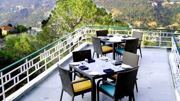 供應早餐、午餐、晚餐;多國菜