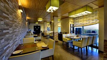 供應早餐、午餐、晚餐;多國菜