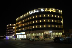 Fachada da propriedade à noite