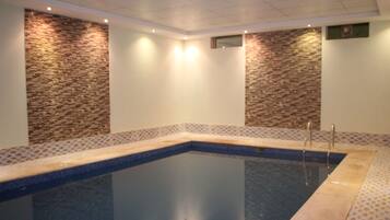 Indoor pool, sun loungers