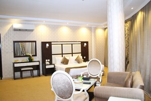 Deluxe Room | Minibar, blackout drapes, soundproofing, iron/ironing board