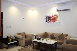 Familien-Suite, 2 Schlafzimmer | Minibar, Verdunkelungsvorhänge, schallisolierte Zimmer