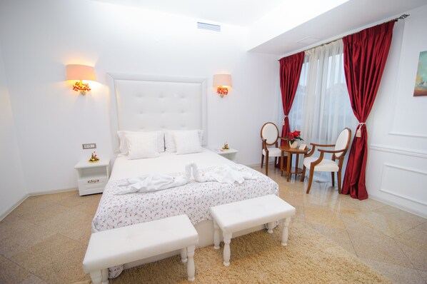 Deluxe-Doppelzimmer, 1Â Queen-Bett und Schlafsofa | Minibar, Zimmersafe, individuell dekoriert, Schreibtisch