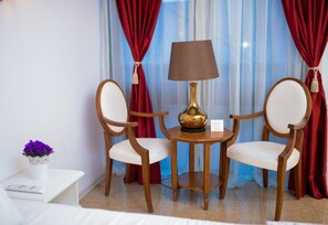 Deluxe-Doppelzimmer, 1Â Queen-Bett und Schlafsofa | Wohnbereich | LCD-Fernseher