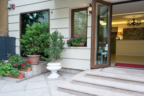 Pintu masuk properti