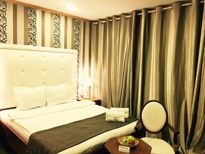 Superior tweepersoonskamer, 1 queensize bed | Een minibar, een kluis op de kamer, individueel gedecoreerd, een bureau