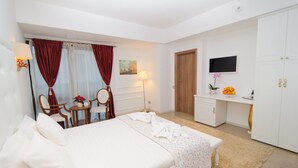 Minibar, in-room safe, desk, soundproofing - DBH Bucharest (Bucharest)