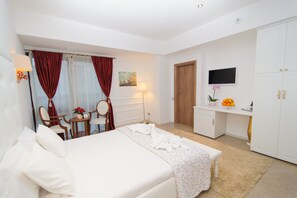 Minibar, caja de seguridad en la habitación y decoración personalizada