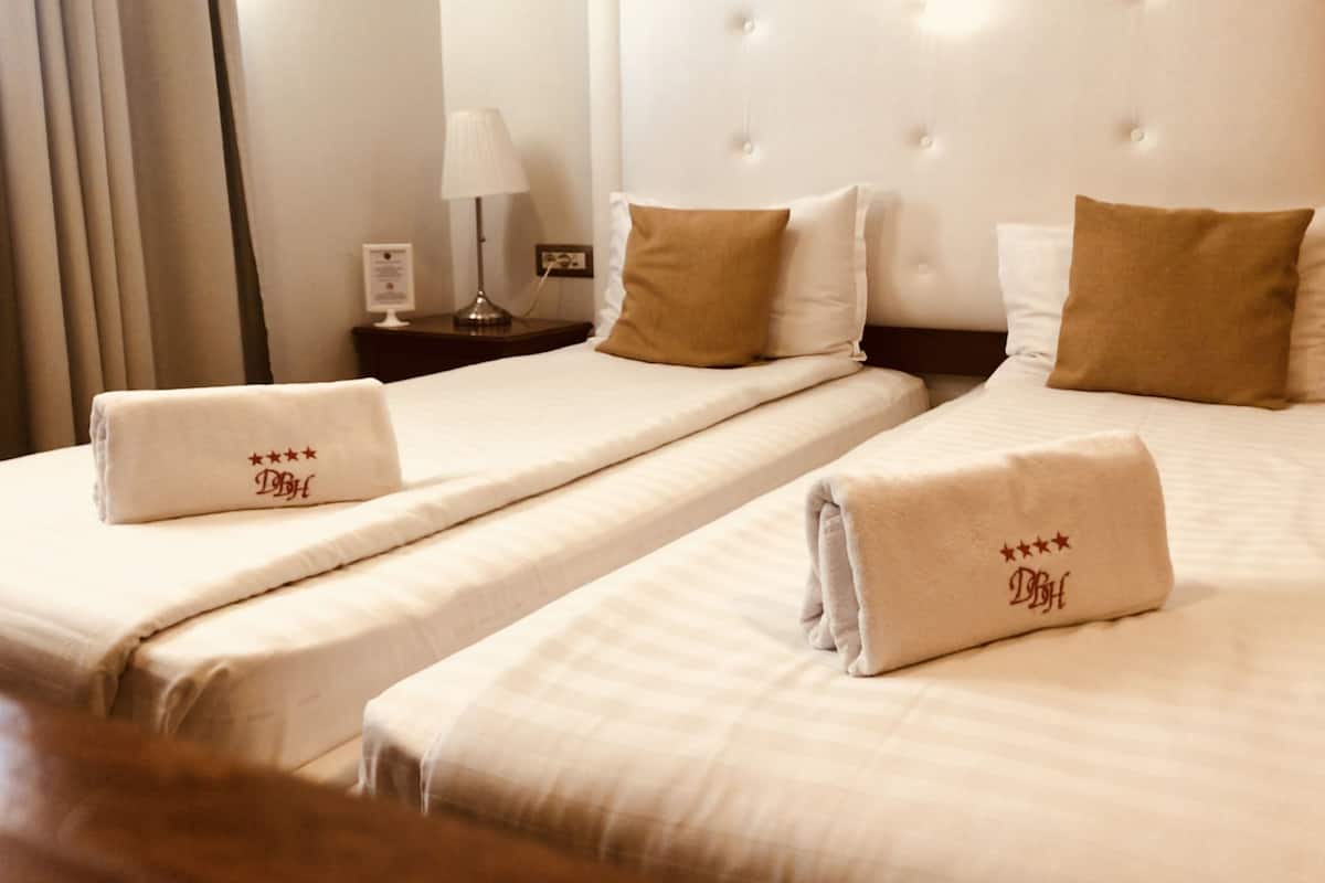 Standard Twin Room, 2 Twin Beds | Minibar, in-room safe, individually decorated, desk