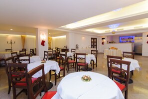 Sarapan prasmanan setiap hari (EUR 9 per orang)