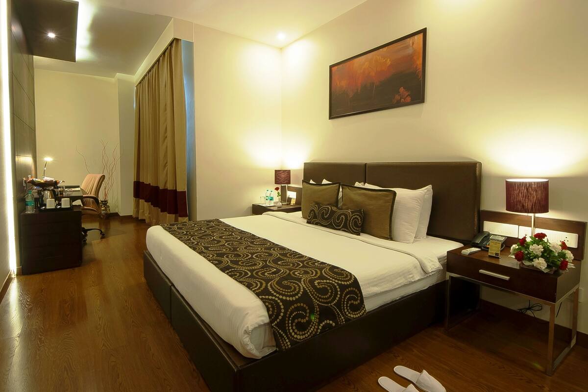 Royal Suite | Minibar, in-room safe, individually decorated, individually furnished