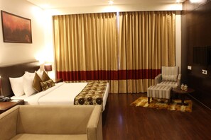 Royal Suite | Minibar, in-room safe, individually decorated, individually furnished