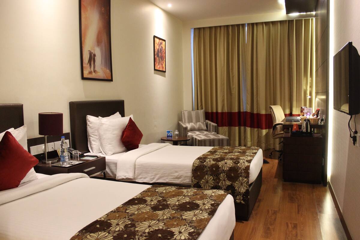 Executive Room | Minibar, in-room safe, individually decorated, individually furnished