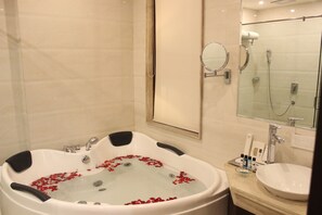 Royal Suite | Bathroom | Shower, free toiletries, hair dryer, slippers