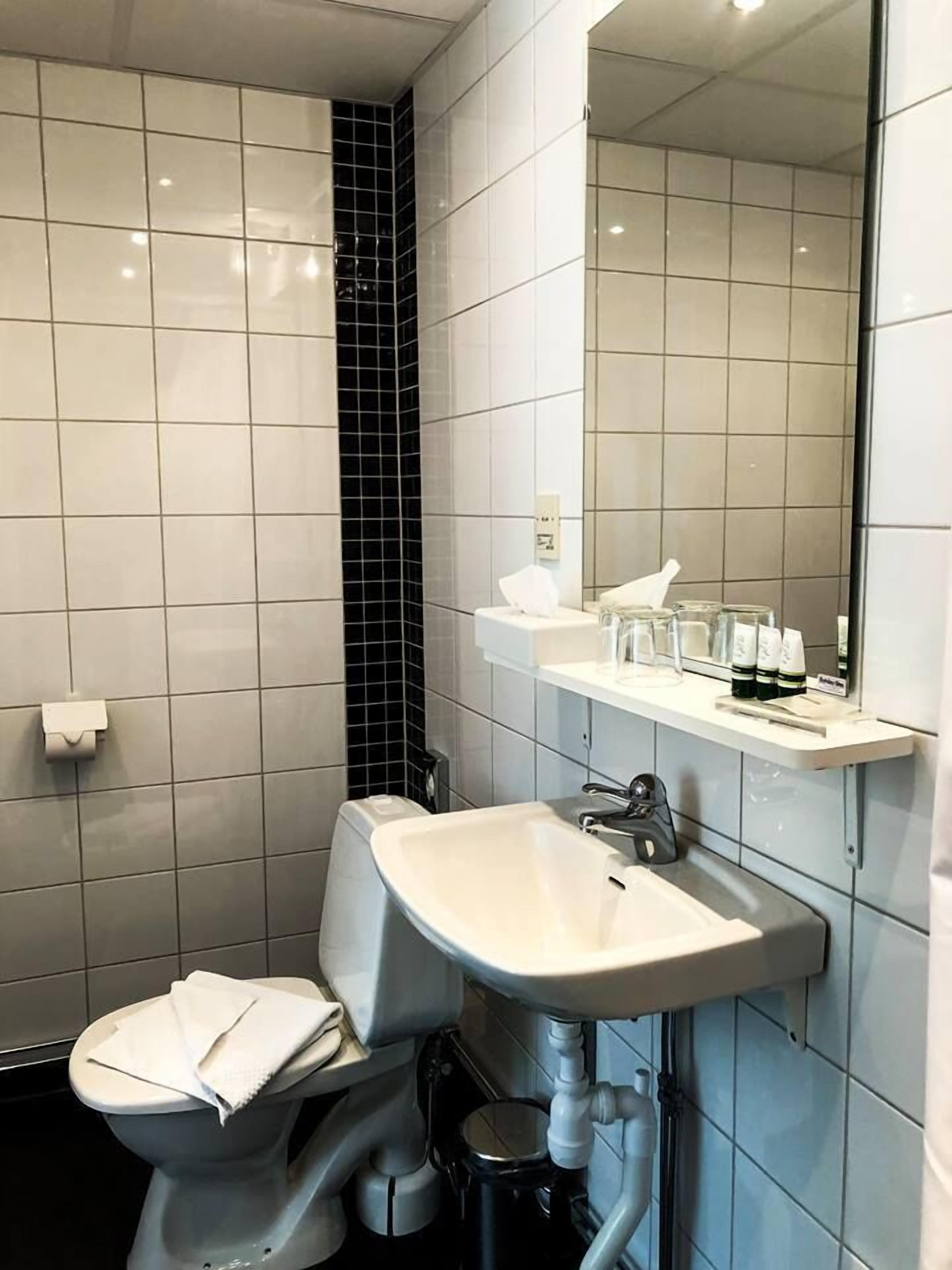 standard double or twin room | bathroom | shower, free toiletries, hair dryer, towels