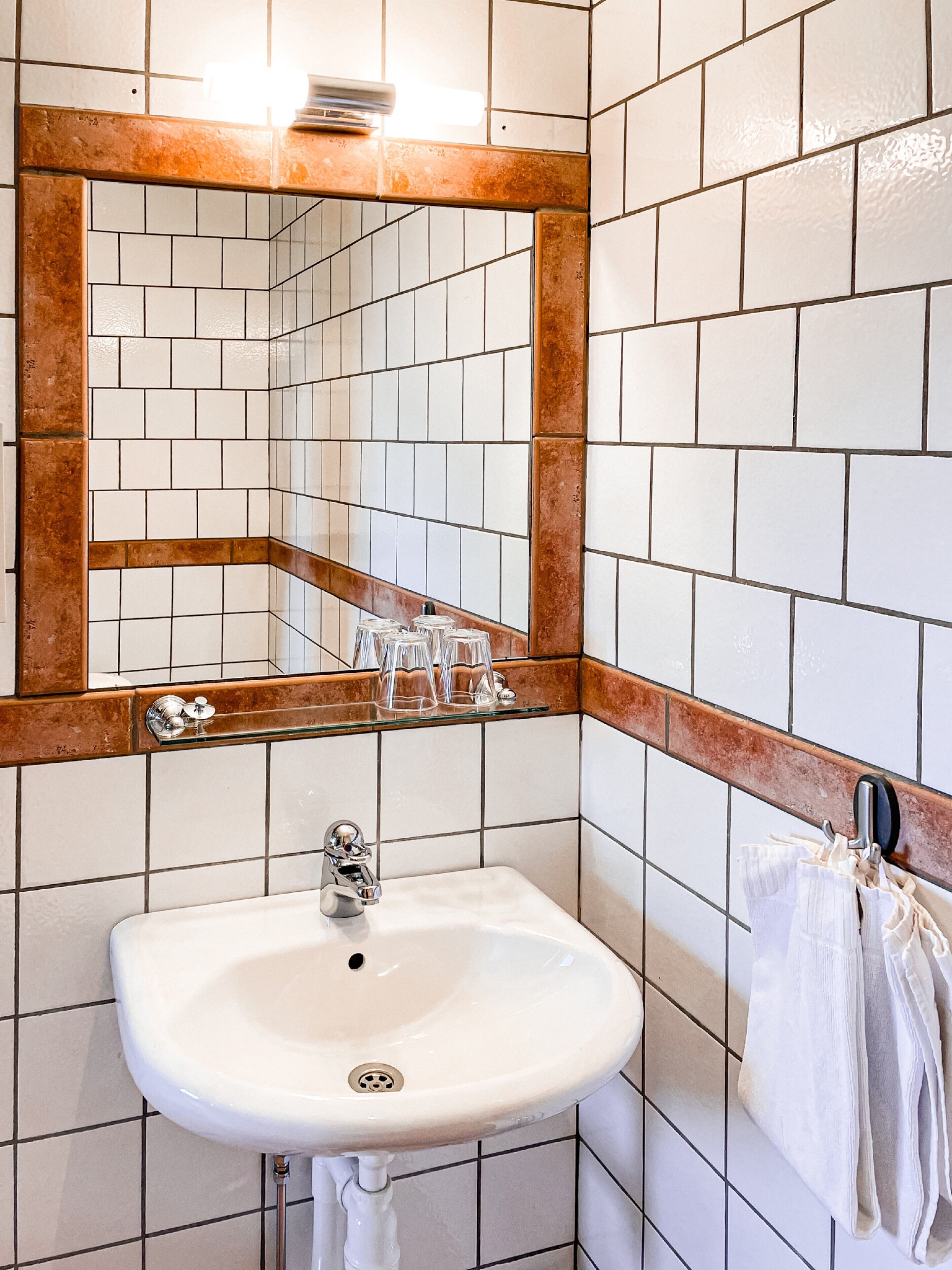 deluxe double room | bathroom | combined shower/bathtub, hair dryer, towels