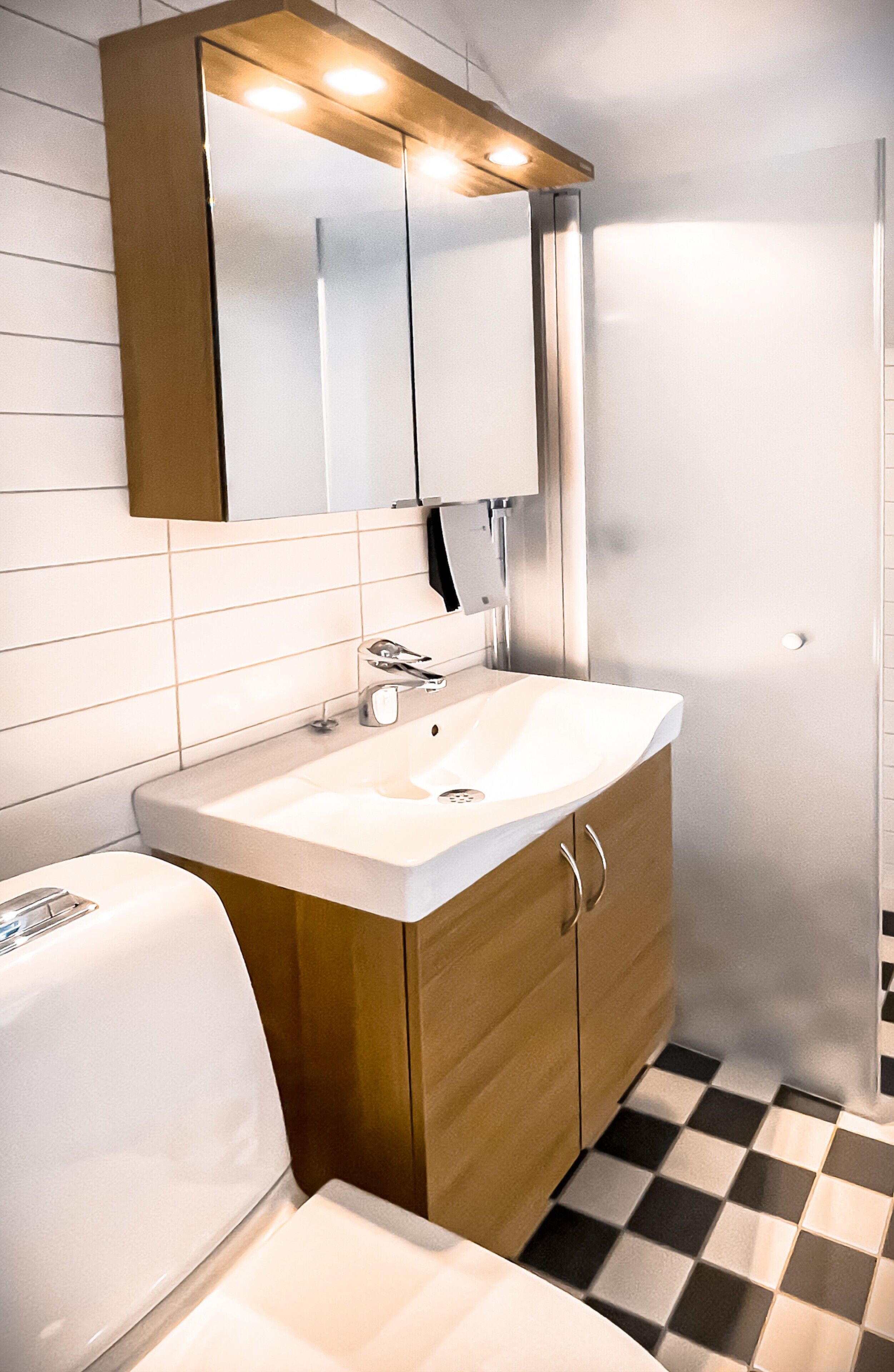 standard single room | bathroom | combined shower/bathtub, hair dryer, towels