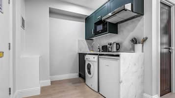 Frigorífico, microondas, placa de cocina y utensilios de cocina