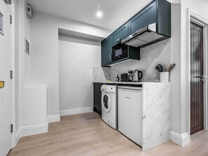 냉장고, 전자레인지, 쿡탑, 조리 도구/접시/주방 기구