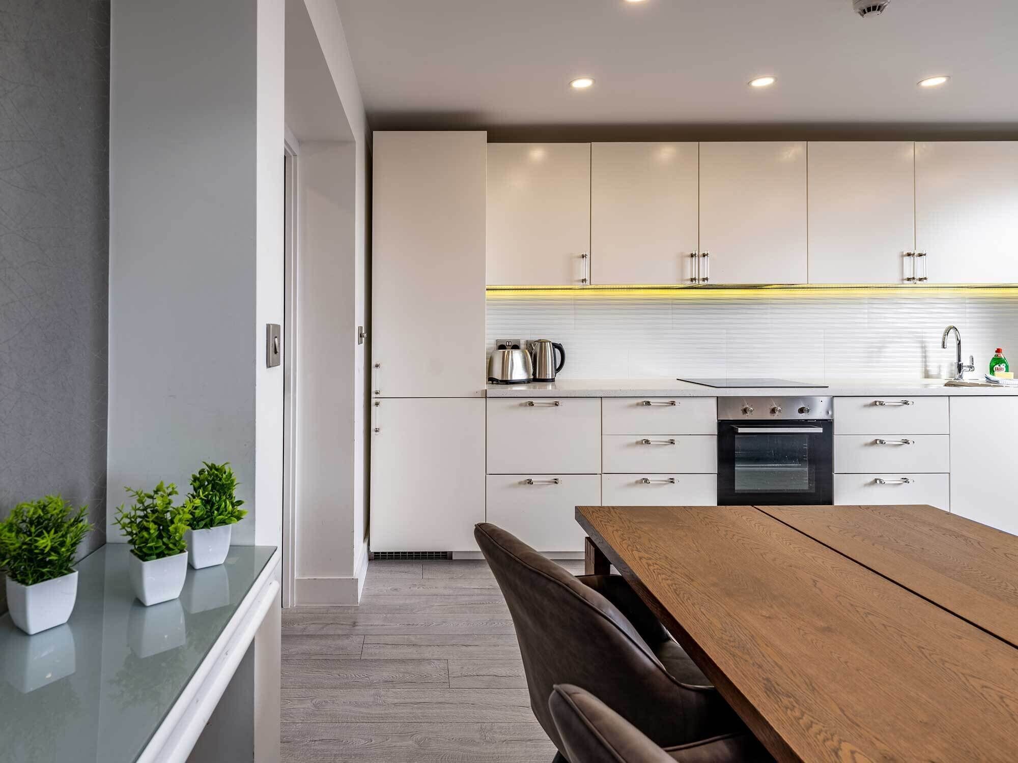 Penthouse | Private kitchen | Fridge, microwave, stovetop, cookware/dishes/utensils