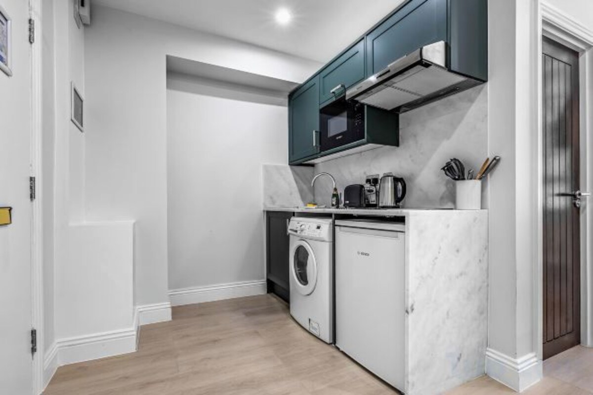 Private kitchen | Fridge, microwave, stovetop, cookware/dishes/utensils