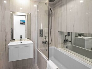 Bathroom - Chelsea Cloisters Serviced Apartments (London)