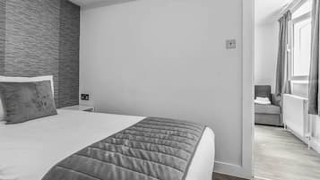 Kamer | Badkamer | Een bad/douchecombinatie, gratis toiletartikelen, een haardroger