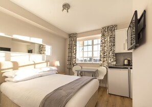 Studio, 1 Double Bed | 1 bedroom, individually decorated, individually furnished, desk