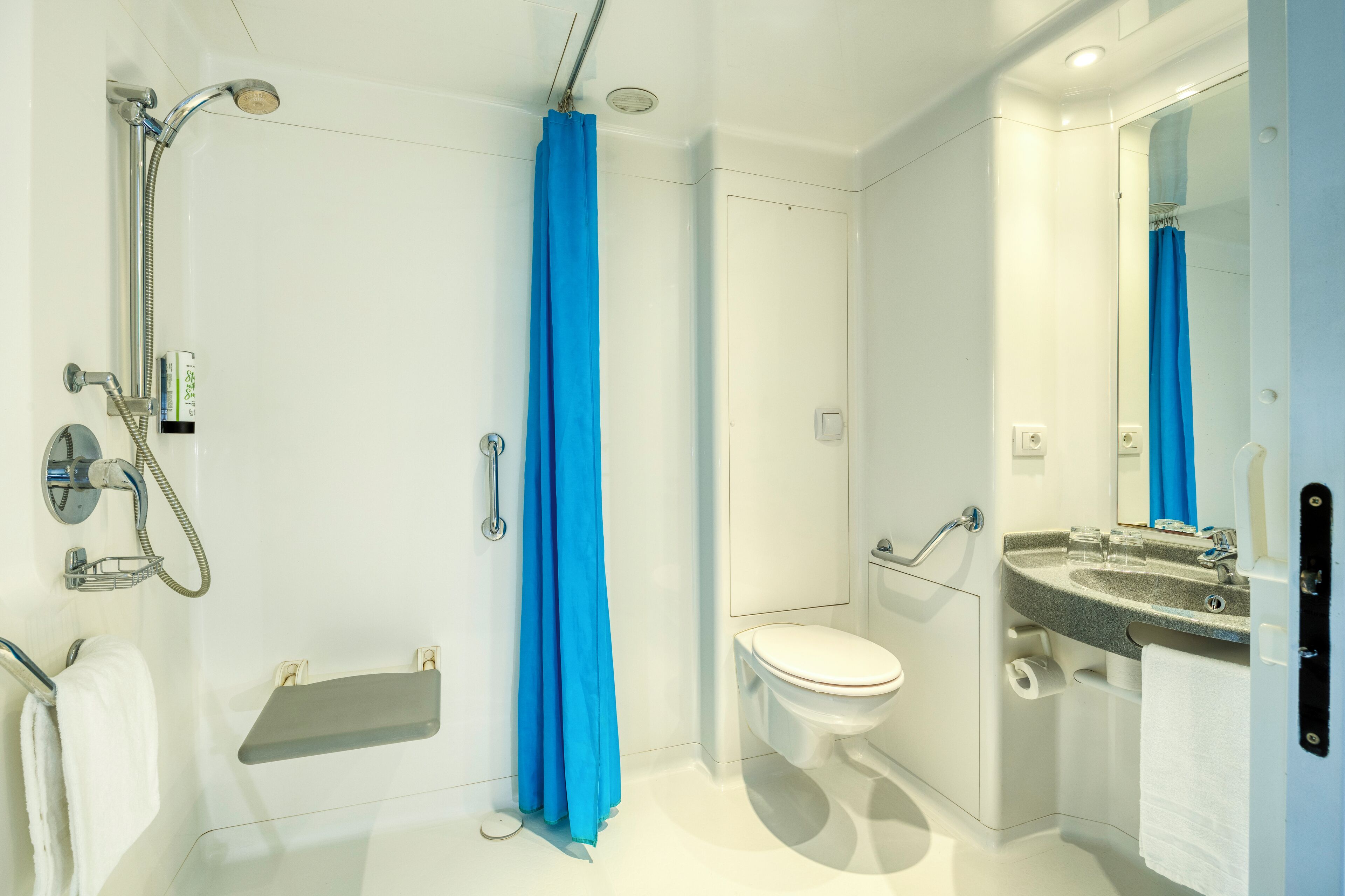 standard double room | bathroom | shower, free toiletries, hair dryer, towels