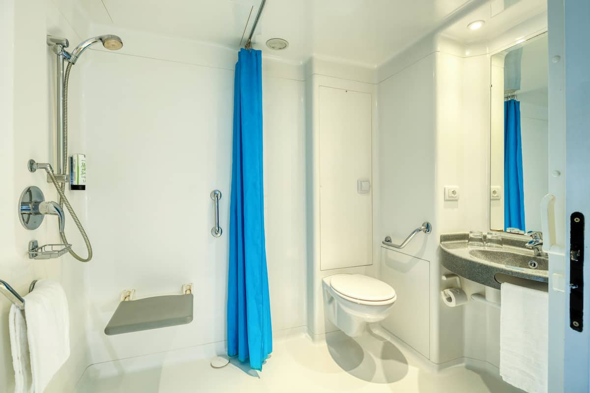 standard double room | bathroom | shower, free toiletries, hair dryer, towels