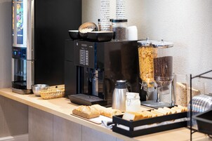 Café da manhã com buffet diário (EUR 11.5 por pessoa) 