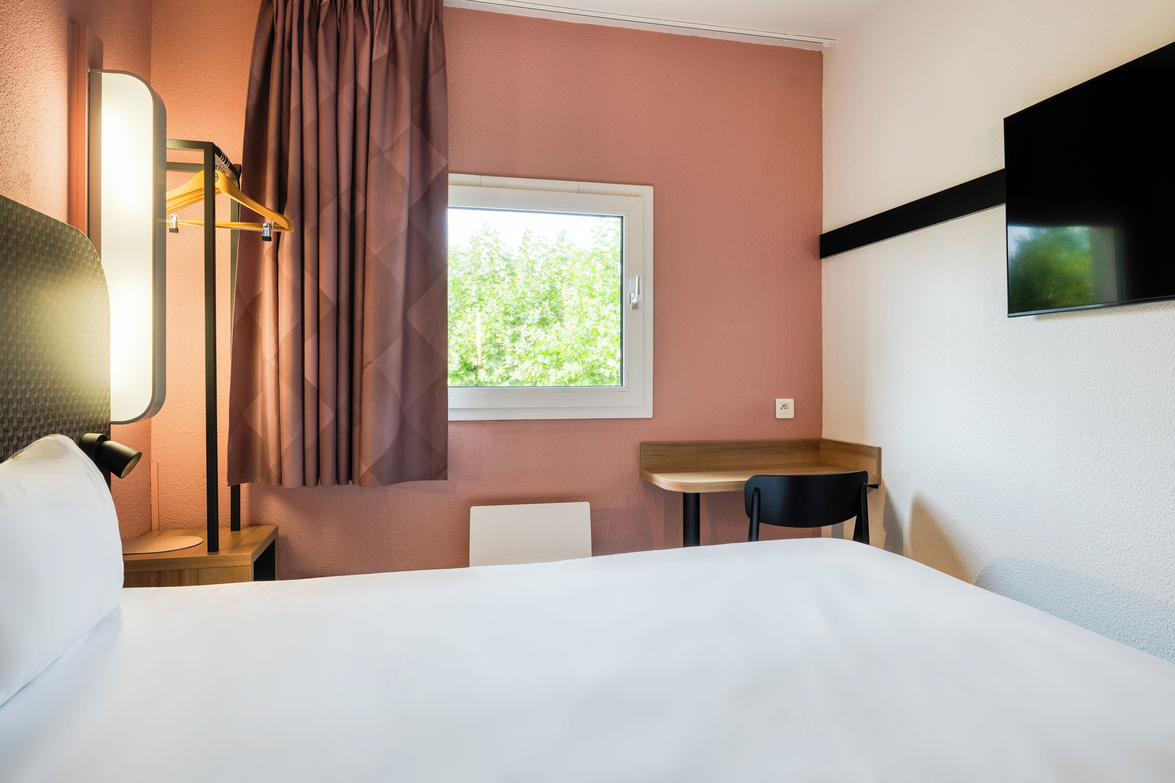 standard double room | desk, laptop workspace, free wifi, bed sheets