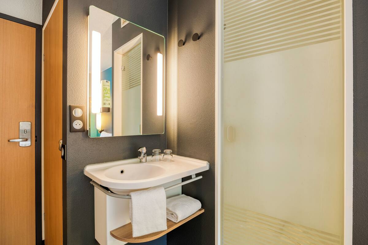 standard twin room | bathroom | shower, free toiletries, hair dryer, towels