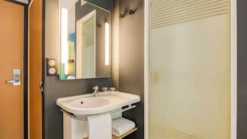 Standard Twin Room | Bathroom | Shower, free toiletries, hair dryer, towels